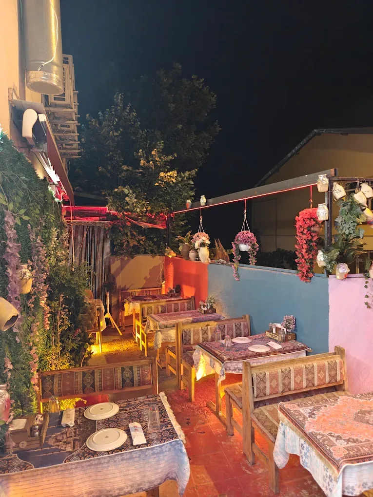Kebab House açık oturma alanı